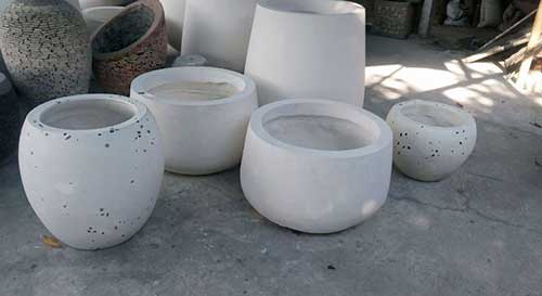 Pots in white stones and speckled for sale by buying agent in Bali in sourcing Indonesia export.