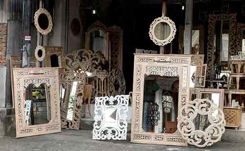 Cadres pour miroirs et grand encadrements en bois ciselé en vente à l'export pour grossistes par agent sourcing à Bali. 