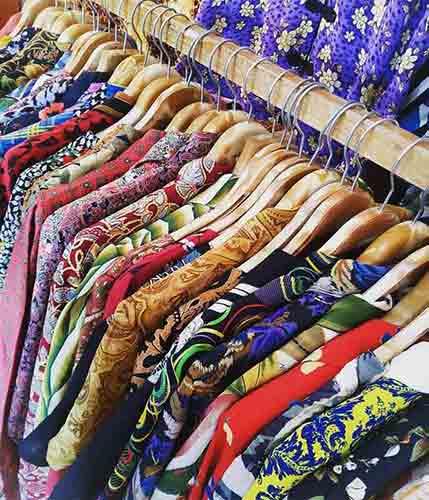 Chemise coloré prêt à porter en vente à l'export pour grossistes par agent sourcing à Bali en Indonésie.