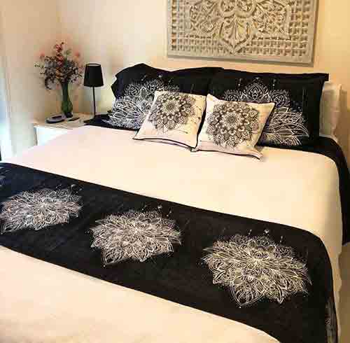 Couvre-lit noir et blanc en vente à l'export pour grossistes par agent sourcing à Bali en Indonésie.