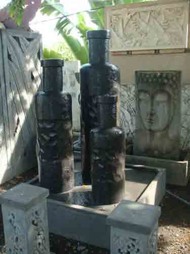 Grandes fontaines bouteille en pierres noires pour vente à l'export par agent sourcing à Bali Indonésie. 