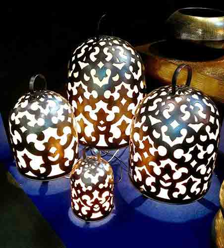 Lampes suspendues, cages à poulets en métal en vente à l'export pour grossistes par agent sourcing à Bali en Indonésie. 
