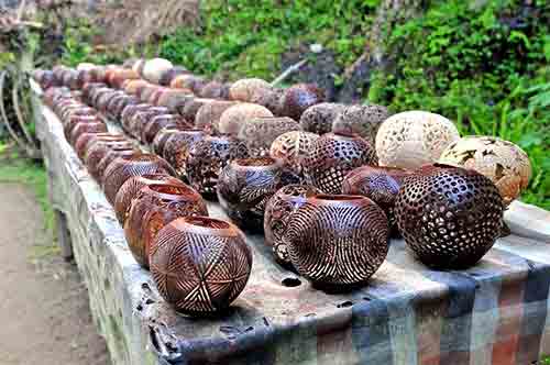 Décoration noix de coco sculptées en vente à l'export pour grossistes par agent sourcing à Bali en Indonésie. 