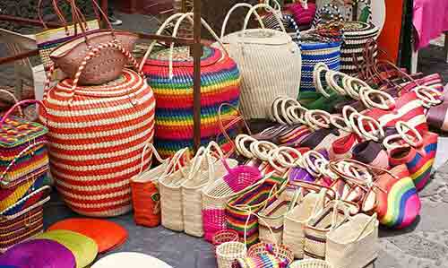 Paniers et sacs tressés en tous genre en vente à l'export pour grossistes par agent sourcing à Bali en Indonésie. 