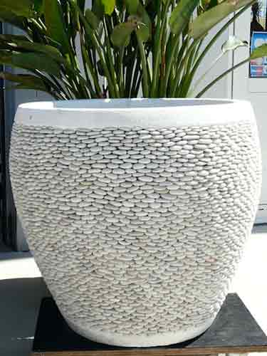 Large pots in small pebbles for sale by buying agent in Bali in Indonesia export.