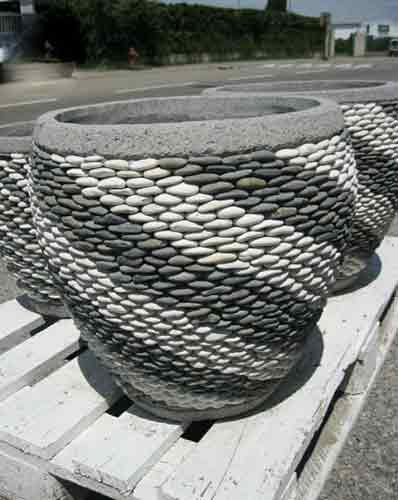 Black and white pebble outdoor jars and pots for sale by sourcing agent in Bali in Indonesia export.