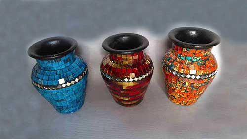 Pots en céramique colorés en vente à l'export pour grossistes par agent sourcing à Bali en Indonésie. 
