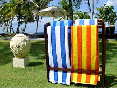 Serviettes de bain à raillure bicolore en vente à l'export pour grossistes par agent sourcing à Bali en Indonésie.
